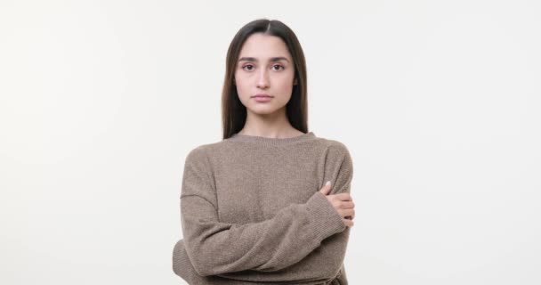 Mujer en suéter con los brazos cruzados — Vídeos de Stock