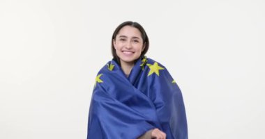 Avrupa Birliği bayrağını taşıyan ve kutlayan kadın