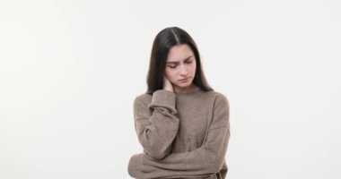 Endişeli kadın bir çözüm düşünüyor.