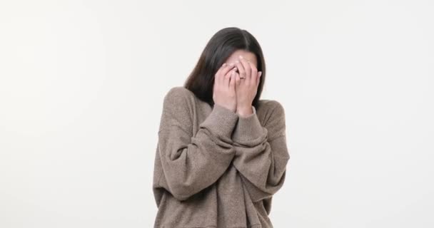 Chockad kvinna täcker ansiktet i rädsla och suckar i lättnad — Stockvideo