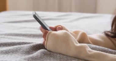 Cep telefonu kullanan kadının elleri