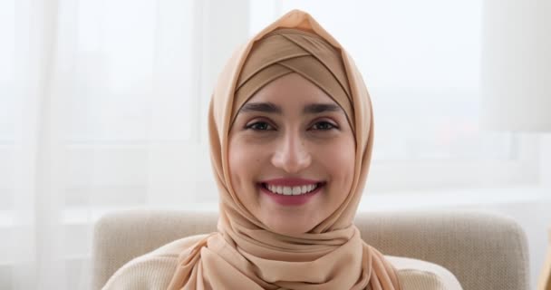 Porträtt av muslimsk kvinna som ler hemma — Stockvideo