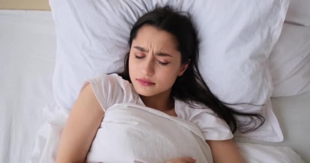 Wanita kesal mencoba untuk kesiangan di tempat tidur — Stok Video