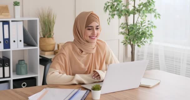 Woman discussing work on video call using laptop at office — Stock Video