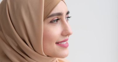 Pencereden dışarı bakan kadın