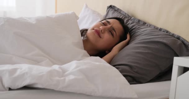 Kvinna försöker försova sig på sängen — Stockvideo