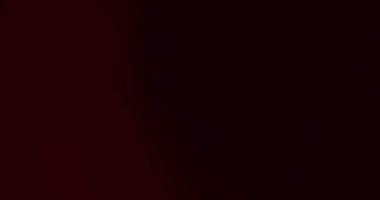 Karanlık arkaplanda ışık sızıntısı