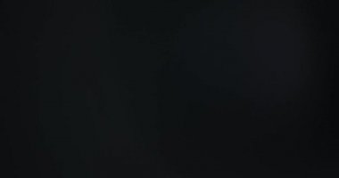 Karanlık arkaplanda ışık sızıntısı