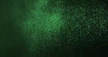 Yeşil arkaplan üzerinde süzülen beyaz parçacık tozu