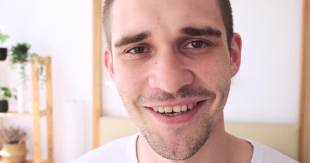 Důvěryhodný muž se doma usmívá — Stock video