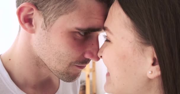 Ρομαντικό ζευγάρι κοιτάζοντας ο ένας τον άλλο — Αρχείο Βίντεο