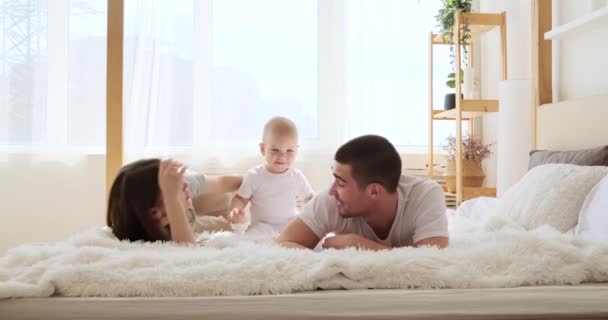 Genitori con bambino giocherellone a letto — Video Stock