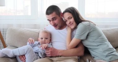 Mutlu aile koltukta el sallıyor.