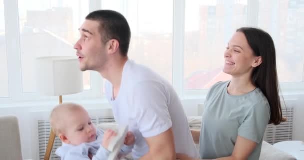 Mulher com pai levantando brincalhão bebê filho no ar — Vídeo de Stock