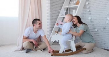 Küçük oğlu olan ebeveynler geyiklerle oynuyorlar.