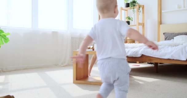 赤ん坊の息子を持つ母親は寝室で走り回る — ストック動画