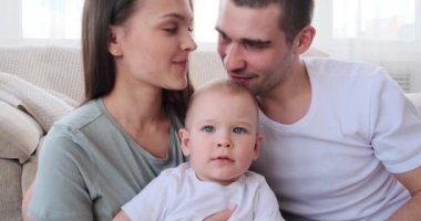 Sevgi dolu aile evdeki kanepede oturuyor.