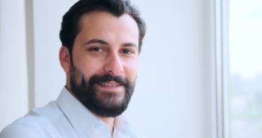 Gülümseyen genç adamın yüzü