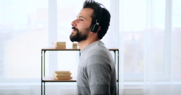 Ευτυχισμένος άνθρωπος τραγουδά και χορεύει ακούγοντας μουσική στα ακουστικά — Αρχείο Βίντεο