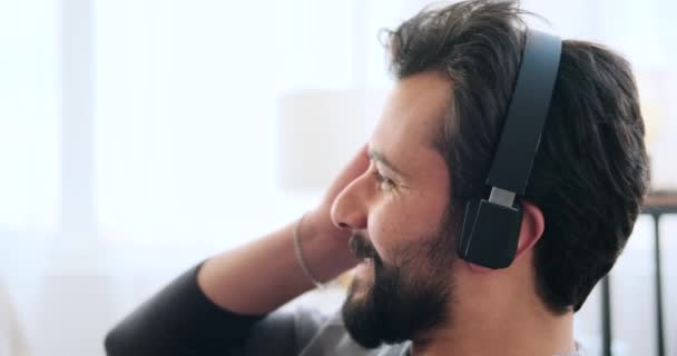 Uomo che ascolta musica sulle cuffie e canta canzoni — Video Stock