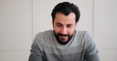 Bilgisayarda çalışan mutlu iş adamı