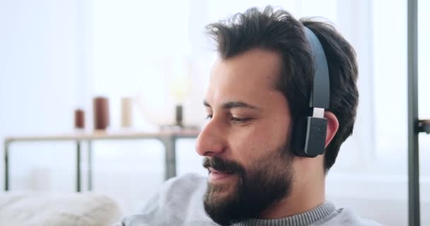 Homem ouvindo música em fones de ouvido e cantando — Vídeo de Stock