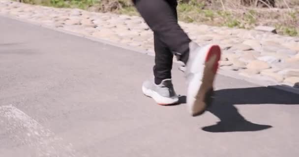 도로를 달리는 운동 선수의 다리 — 비디오