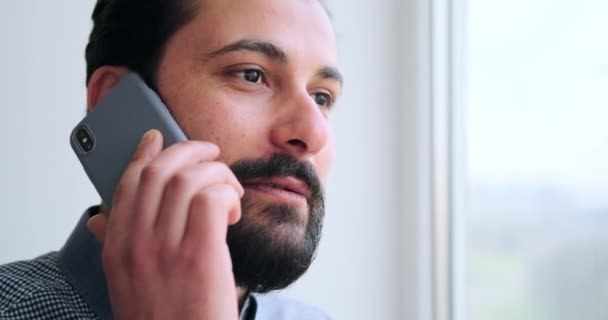 Obchodník mluví na mobilním telefonu — Stock video