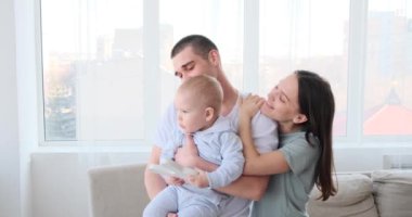 Meraklı küçük oğlu olan ebeveynler ilginç bir şeye bakıyor.