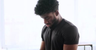 Evde pazı egzersizi yapan bir adam.