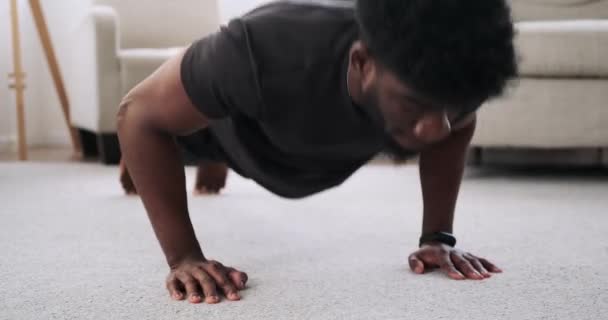 Молодой человек делает упражнения — стоковое видео