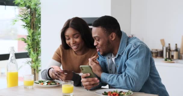 Pár si užívá používání mobilního telefonu při obědě — Stock video