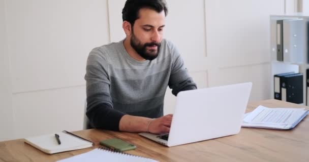 Podnikatel používající notebook v kanceláři — Stock video