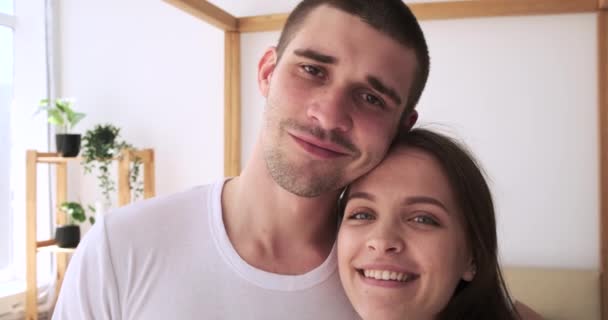 Casal amoroso abraçando em casa — Vídeo de Stock