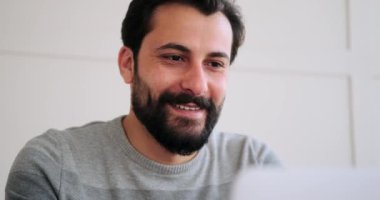 Bilgisayarda çalışan mutlu iş adamı