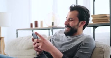 Cep telefonu kullanan mutlu genç adam.