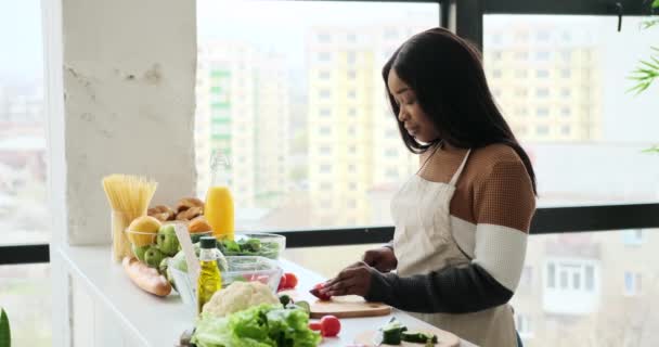 Mujer cortando tomate fresco en la cocina — Vídeos de Stock