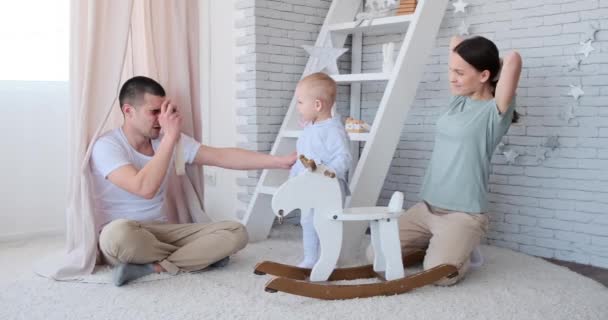 Padre fotografare bambino ragazzo con la madre a casa — Video Stock