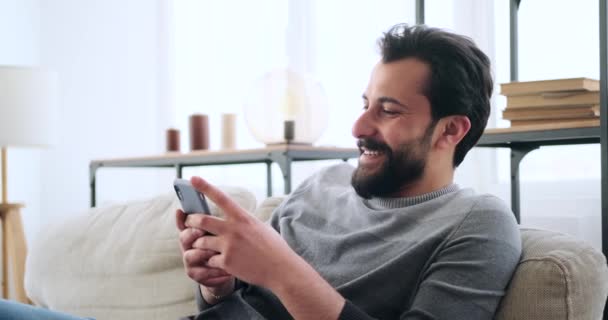 Счастливый молодой человек с помощью мобильного телефона — стоковое видео