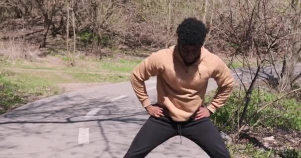 Uomo stretching e riscaldamento prima dell'allenamento — Video Stock