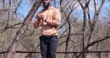 Afrika kökenli Amerikalı adam hamleler yapıyor.