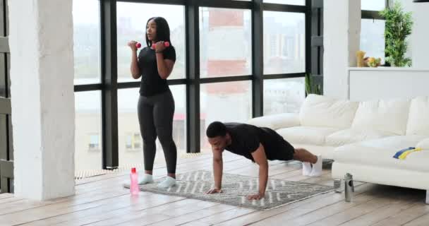Pareja haciendo ejercicio juntos en casa — Vídeos de Stock