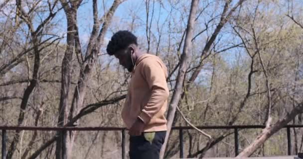 African American man gör triceps motion på utomhus bänk — Stockvideo