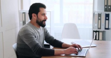 İşadamı laptopta çalışıyor ve daktilo yazıyor.