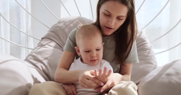 Moeder besteedt vrije tijd met zoon — Stockvideo