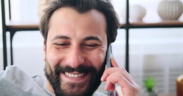Junger Mann telefoniert mit Handy — Stockvideo