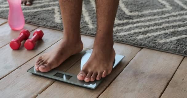 Par som mäter vikt på våg — Stockvideo