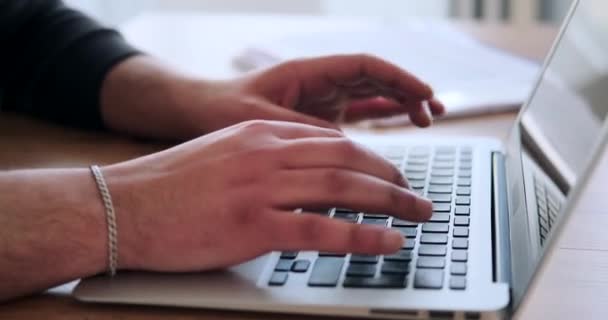 Biznesmen wpisując na laptopie w biurze — Wideo stockowe