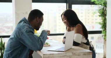 Çiftler mutfakta yemek yerken eğleniyorlar.