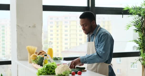 Happy man hebben plezier tijdens het bereiden van voedsel in de keuken — Stockvideo